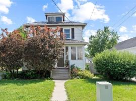 4 Bed Traditional Style home in downtown Chatham, hotel a Chatham