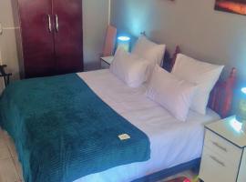 Emerald Green Family Haven!, hotel i Rustenburg