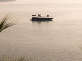 The Postcard on the Mandovi River, North Goa, hotelli kohteessa Jāmb