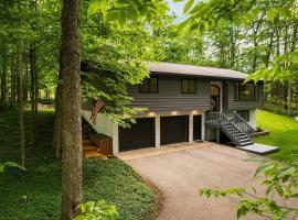 Private & Convenient-Hot tub-Fire Pit-Game room!, hôtel à Petoskey