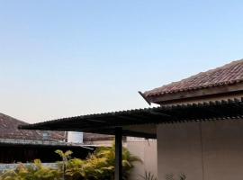 Aranya Villa, готель у місті Bhārapur