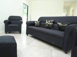 Rustic Bamboo Forest Villa, hotel em Mount Irvine