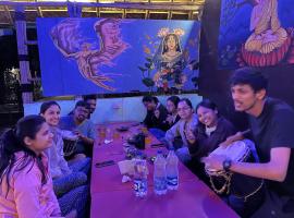 Sunburn Cafe Hampi, hotel v mestu Hampi