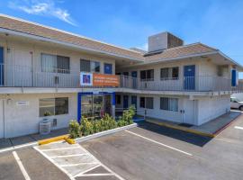 Motel 6-Jurupa Valley, CA - Riverside West、Rubidouxの駐車場付きホテル