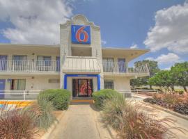 Motel 6 San Antonio, Tx Six Flags Fiesta TX - La Cantera Area, hotel di La Cantera, San Antonio