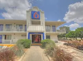 Motel 6 San Antonio, Tx Six Flags Fiesta TX - La Cantera Area