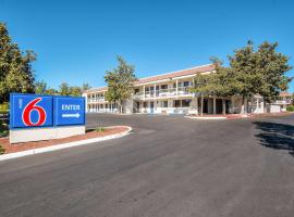 Motel 6-Redding, CA - South, hótel í Redding