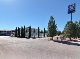 Motel 6-Carlsbad, NM, svečius su gyvūnais priimantis viešbutis mieste Karlsbadas