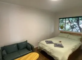 Albany house Private independent entrance private bathroom and private kitchen