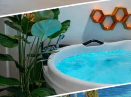 The Cat And The Kraken Jacuzzi Suites Paliton, hotel i Siquijor