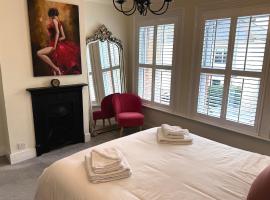 Cozy nights & Log Burning Stove, hotel em Hythe