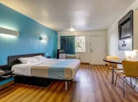 Motel 6 Waco - Lacy Lakeview