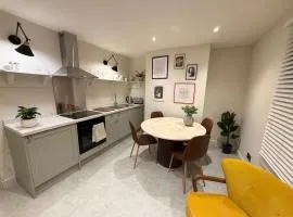 Georgian flat - 2-beds with balcony & views