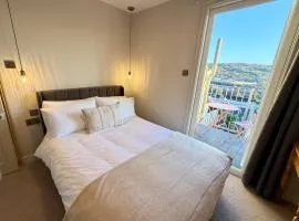 Georgian flat - 2-beds with balcony & views