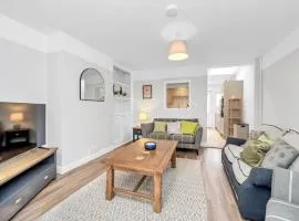 10 Mustow St - Charming 3 bed home next to the Abbey Gardens