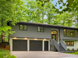 Private & Convenient-Hot tub-Fire Pit-Game room!, hotel in Petoskey