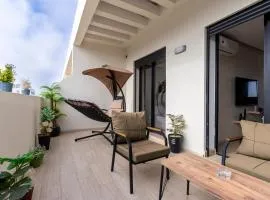 New 8th floor Terrace 5 min from train stations