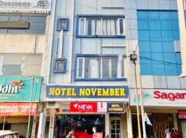 Hotel November 1 Min from Zirakpur bus stand, hotel a Zirakpur