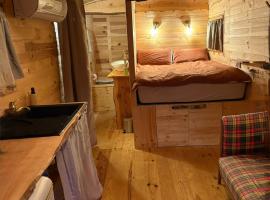 Chicken roulotte des 3 cèdres, hotel en Cavaillon