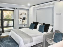 Ski Condo with Garage Parking and Pool, hotel con estacionamiento en Killington