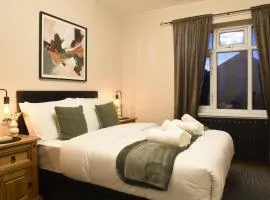 Exquisite Bolton House, Garden Living, Parking, Sleeps 7