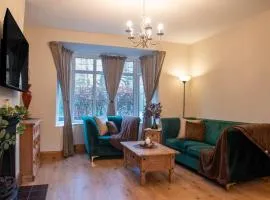 Luxury 4 Beds Bolton Retreat Sleeps 7 with Garden & Private Parking