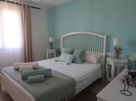 Acollidor apartament d'estil mediterrani a prop de Cala en Brut, hotel in Ciutadella