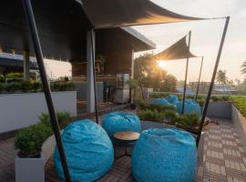 Mikayla Cove, &xi;&epsilon;&nu;&omicron;&delta;&omicron;&chi;&epsilon;ί&omicron; &pi;&omicron;&upsilon; &delta;έ&chi;&epsilon;&tau;&alpha;&iota; &kappa;&alpha;&tau;&omicron;&iota;&kappa;ί&delta;&iota;&alpha; &sigma;&tau;&eta; &Nu;&epsilon;&gamma;&kappa;ό&mu;&pi;&omicron;