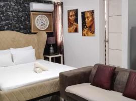 Kandi Grosvenor Modern Studio Unit E-14: Malabañas şehrinde bir otel