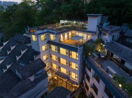 Ink-Colored Homestay Rainbow Bridge Branch, Fenghuang Ancient Town, ξενοδοχείο σε Fenghuang
