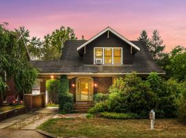 Aunt Bea's Bungalow - Pet Friendly - Hot Tub - Screen Porch - Wifi - Fenced Yard - King Bed - Town, hotel i Berkeley Springs