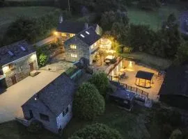 Rural Retreat with Hot Tub, Fire Pit & Games Room