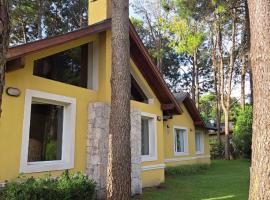 Casa luminosa con amplio parque en zona tranquila, hotel a Pinamar