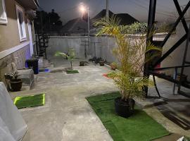 The Flamingo 2, מלון בJos