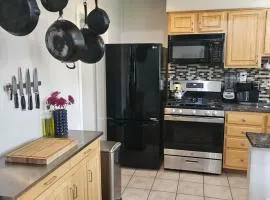 Cozy home Centrally located free parking sleeps 8