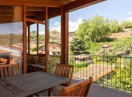 Casa Rural La Vera, Terraza con Vistas a la Sierra, Hotel mit Whirlpools in Talaveruela