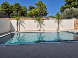 Luxe nieuwe villa met zwembad, hotel di Kalithies