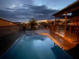 Fonsecas House Suítes Privativas com Piscina e Vista da Cidade