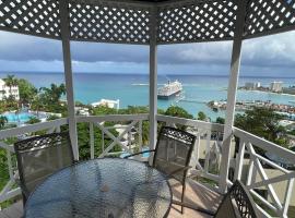 OceanBreeze Jamaica Penthouse, 7-Minute Walk to Beach, hotel com piscina em Ocho Rios