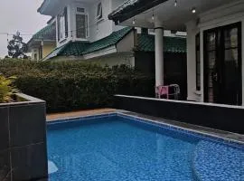 Villa Bening Geulis - Kolam Renang Pribadi - Meja Biliar