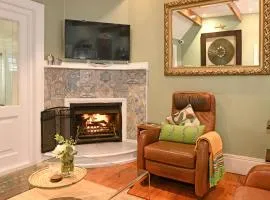 Mawethu on Mead Guesthome with Covered pool and Garden