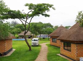 The Hedge Cottages Near Lubambe, Mingomba and KCM Mines, huisdiervriendelijk hotel in Chililabombwe