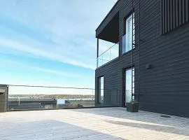 Luksustason kolmen makuuhuoneen lomahuoneisto meren äärellä