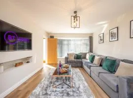 6 Bedroom, 2 Bathroom Modern, Spacious Home