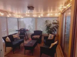 Comfortable, Sunny, Quiet Neighborhood