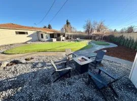 Family Fun Hub - Games, Hot Tub, Putting Greens