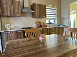 May Flower: Modern Flat close to Airport/Bus Stops