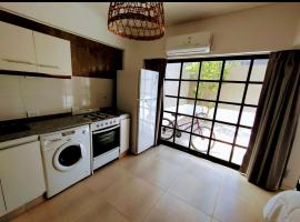 Lovely apartment with a patio, hotel em Quilmes