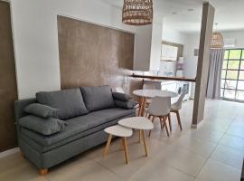 Hermoso departamento con patio, viešbutis mieste Kilmesas