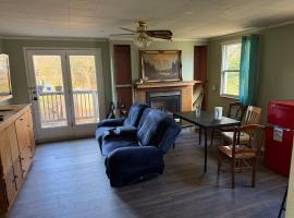 A fully self-contained one-bedroom apartment – hotel w mieście Fredericton